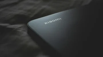 تصميم نحيف.. شاومي تكشف هاتفًا ببطارية ضخمة لعام 2025